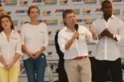 El presidente de Colombia se hizo pis en público