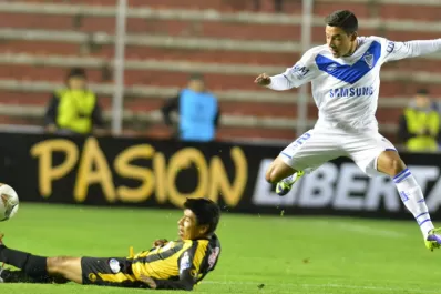 Vélez venció 2-0 a The Strongest y manda en su grupo