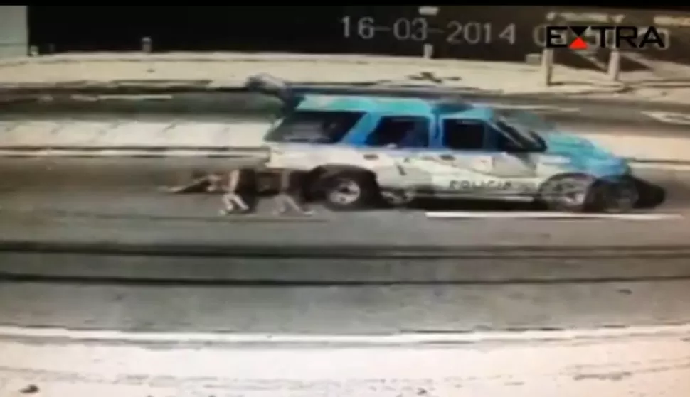 MACABRO. La camioneta arrastra de los pelos a una mujer por el asfalto. FOTO TOMADA DE EXTRA.GLOBO.COM