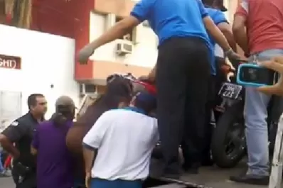 Forcejeó con los municipales en pleno centro para recuperar su moto secuestrada