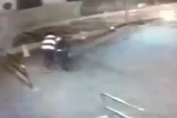 Un héroe anónimo roba la moto de asaltantes y logra su captura