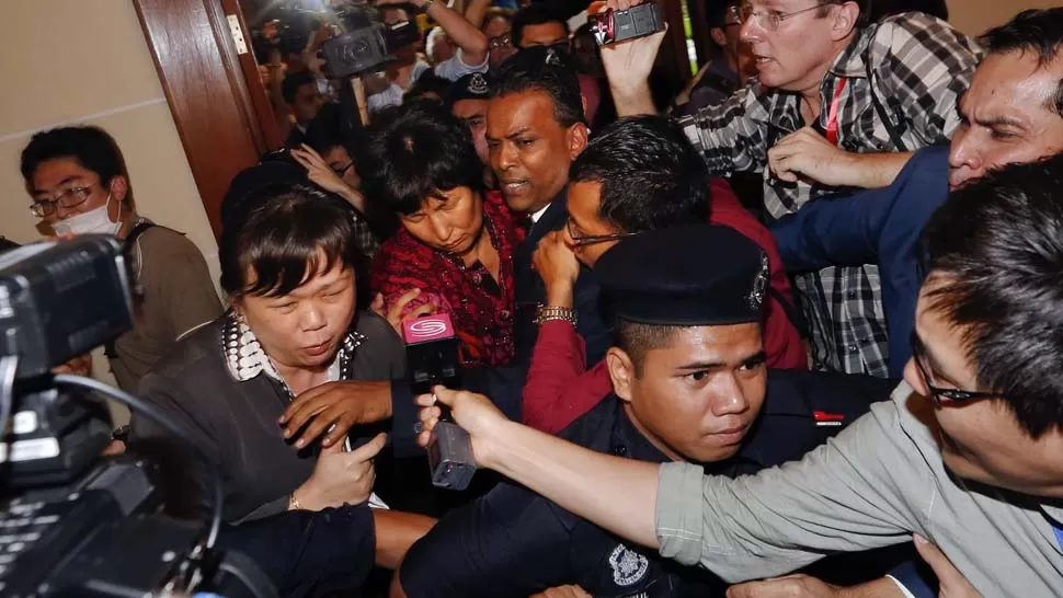 PERDIERON LA PACIENCIA. Familiares de los pasajeros del vuelo MH370 de Malaysia Airlines protestaron por la falta de información. REUTERS