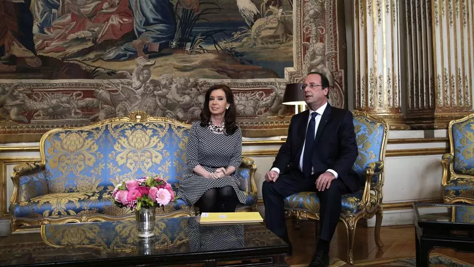 VISITA. Cristina y Hollande, antes del almuerzo. REUTERS