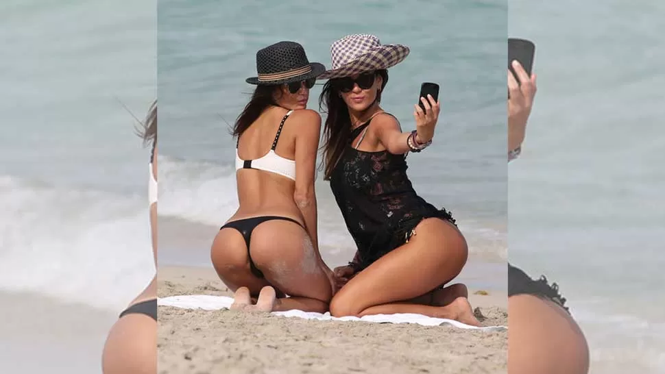 PROVOCATIVAS. Las amigas no pararon de posar para sus celulares y los paparazzi que merodeaban las playas de Florida. FOTO TOMADA DE TMZ.COM