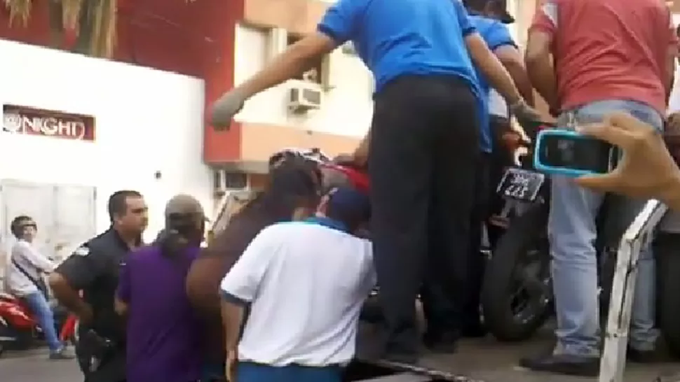 DESESPERADA. La mujer se agarró de una de las ruedas de su moto para intentar recuperarla. CAPTURA DE VIDEO