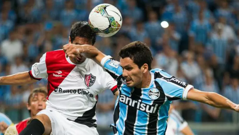 POR EL TRIUNFO. La semana pasada Gremio y Newell's empataron sin goles en Porto Alegre. Ahora los equipos buscan el triunfo en Rosario para poder avanzar en la Copa. 