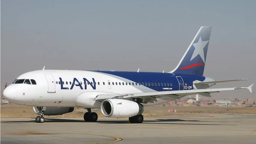 SUSTO. El avión de LAN aterrizó de urgencia en Mendoza. FOTO TOMADA DE INFORMATEACA.COM