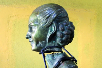 Rescatan un busto de Evita que estuvo enterrado durante casi 60 años