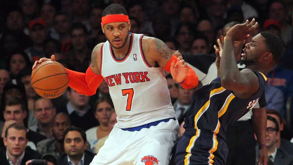 SIN DESCANSO. Anthony, ante la marca de Lance Stephenson, intentará meter a los Knicks en los play-off. REUTERS