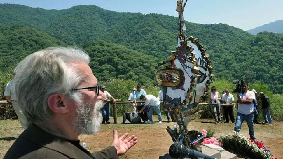 MEMORIA. Jean Michel Bouvier, padre de Cassandre, inaugura un monumento en homenaje a las jóvenes asesinadas en la Quebrada de San Lorenzo. FOTO DE PRENSA-SALTA.GOV.AR