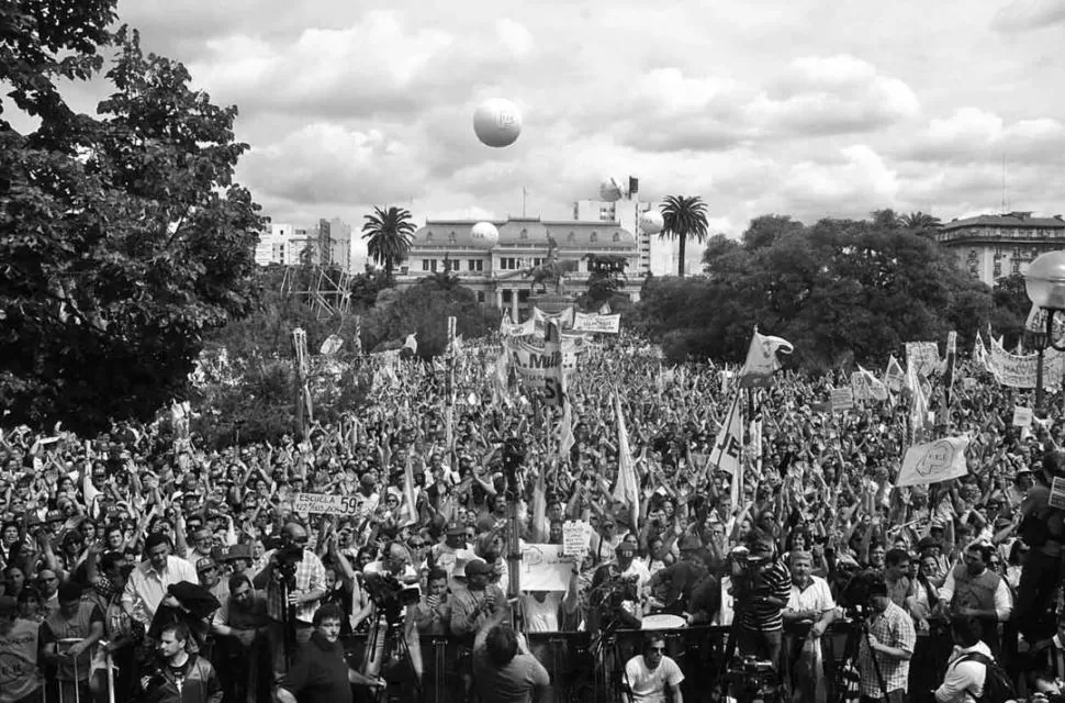 MULTITUD EN LA PLAZA. El conflicto sigue sin solucionarse en Buenos Aires. dyn 