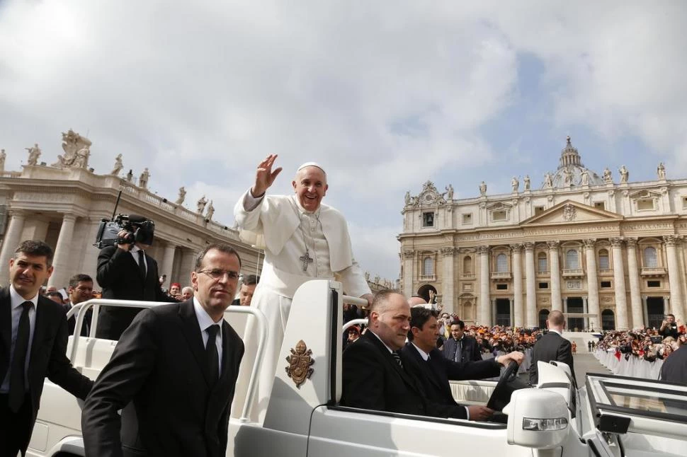 SENCILLO. La austeridad del Pontífice sigue sorprendiendo al periodismo. reuters