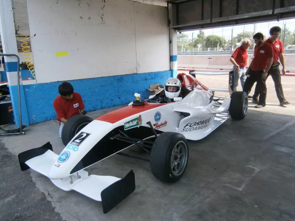A PROBAR. El joven piloto tucumano, subido al monoposto durante unas pruebas que efectuó en el autódromo de El Pinar, en Uruguay. Tiene por delante 10 fechas; en agosto se presentará en Las Termas. 