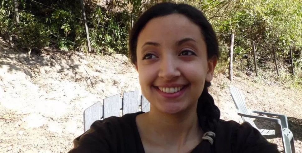PURA ALEGRIA. Moumni sonríe en un alto de su paseo, horas después sería asesinada. FOTO TOMADA DE LANACION.COM