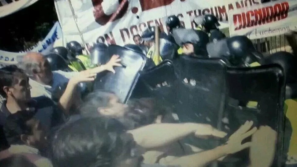 VIOLENCIA. La Policía le quitó dos carpas a los docentes, según denunciaron. FOTO TOMADA DE TWITTER / @ISAIASCISNERO