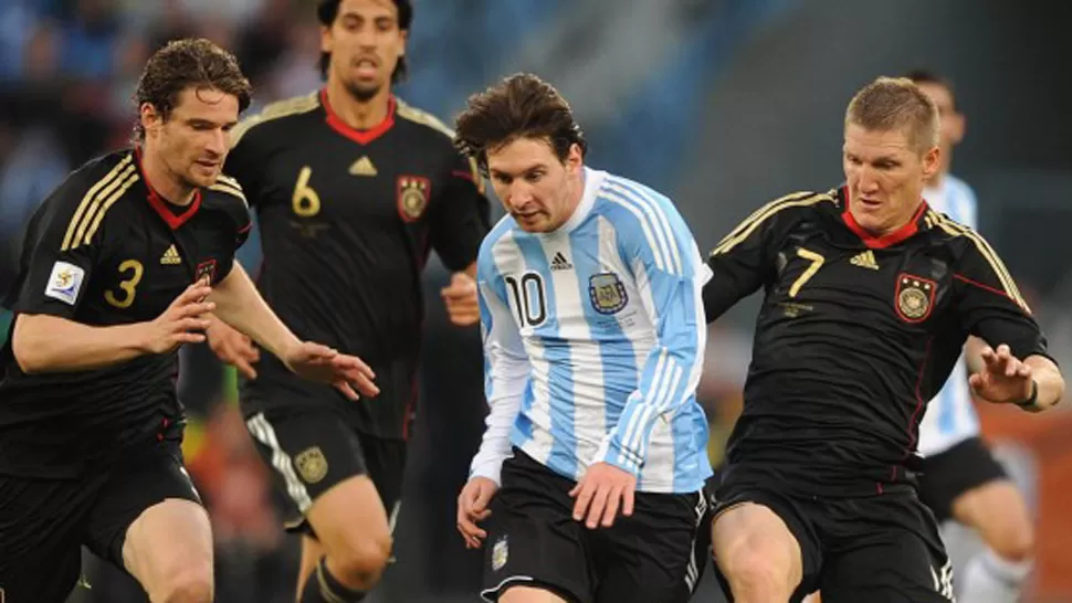 CHOQUE ESPERADO. Los jugadores alemanes volverán a padecer a Messi. FOTO TOMADA DE MDZOL.COM