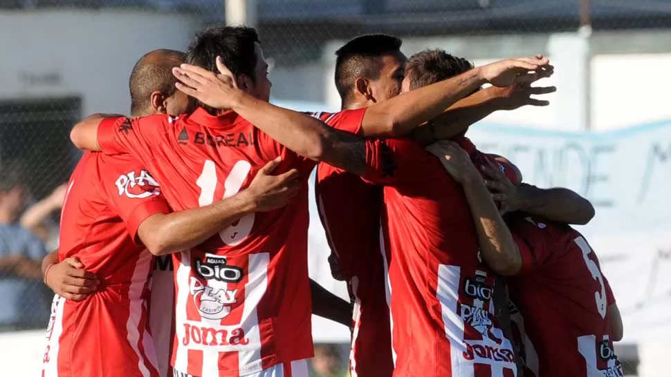 ALIVIO. Los jugadores Santos celebran la primera victoria en la fase final del torneo. FOTO DE JAVIER ESCOBAR ESPECIAL PARA LA GACETA