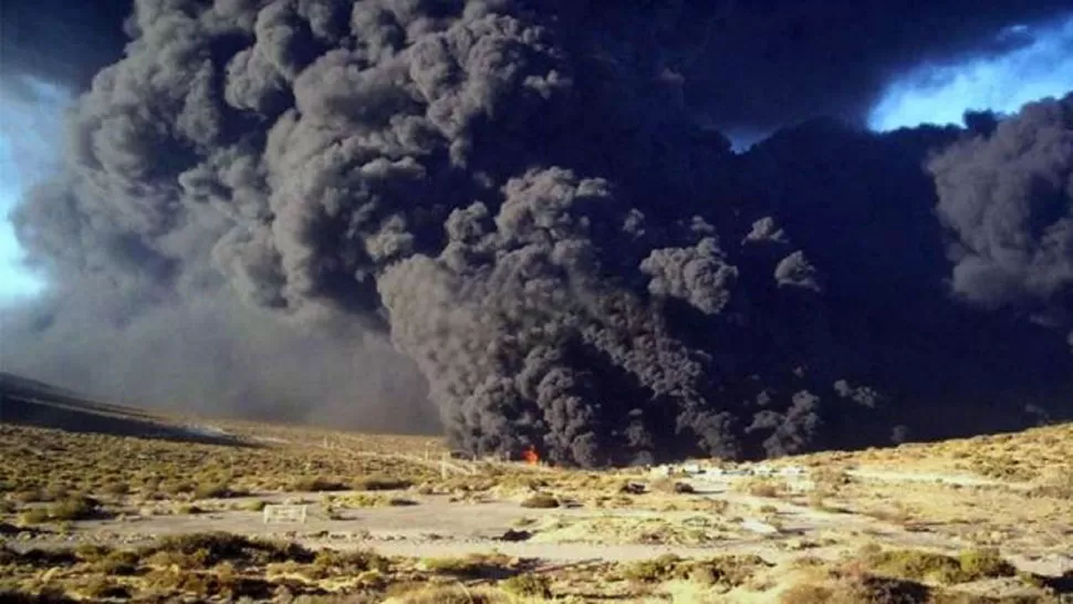 HUMO. El incendio de la playa de YPF, en Mendoza. FOTO TOMADA DE LOSANDES.COM.AR