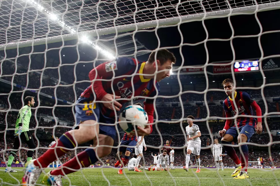 APURADO. Messi busca la pelota tras convertir un gol de penal. REUTERS