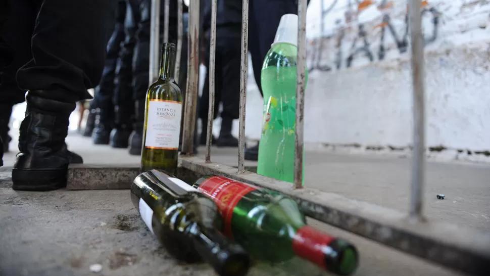 SECUESTROS EN LA PUERTA DEL MONUMENTAL. Efectivos de la policía secuestraron varios botellas de vino a los simpatizantes en uno de los ingresos al estadio. LA GACETA / FOTO DE HÉCTOR PERALTA