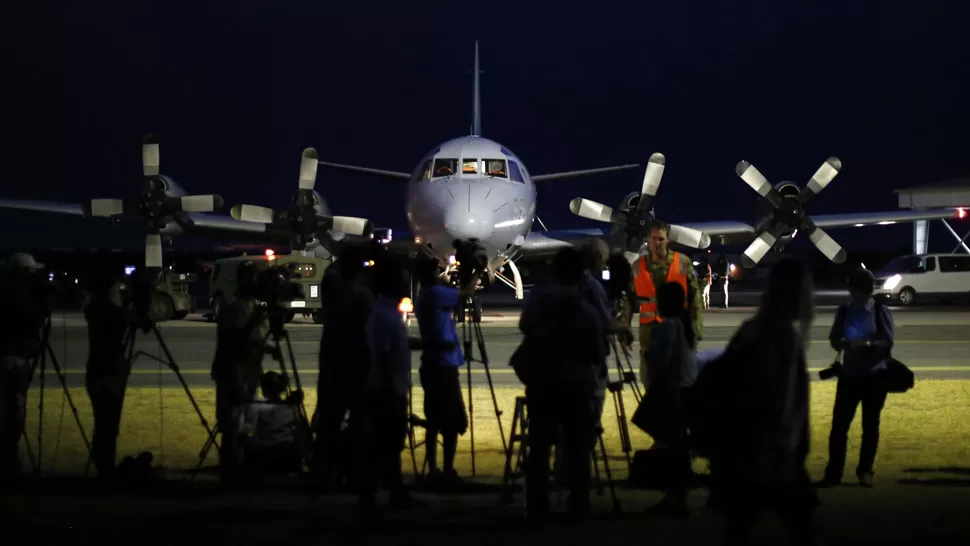 AL INSTANTE. Decenas de periodistas enfocan el avión australiano que busca al de Malasia. REUTERS. 