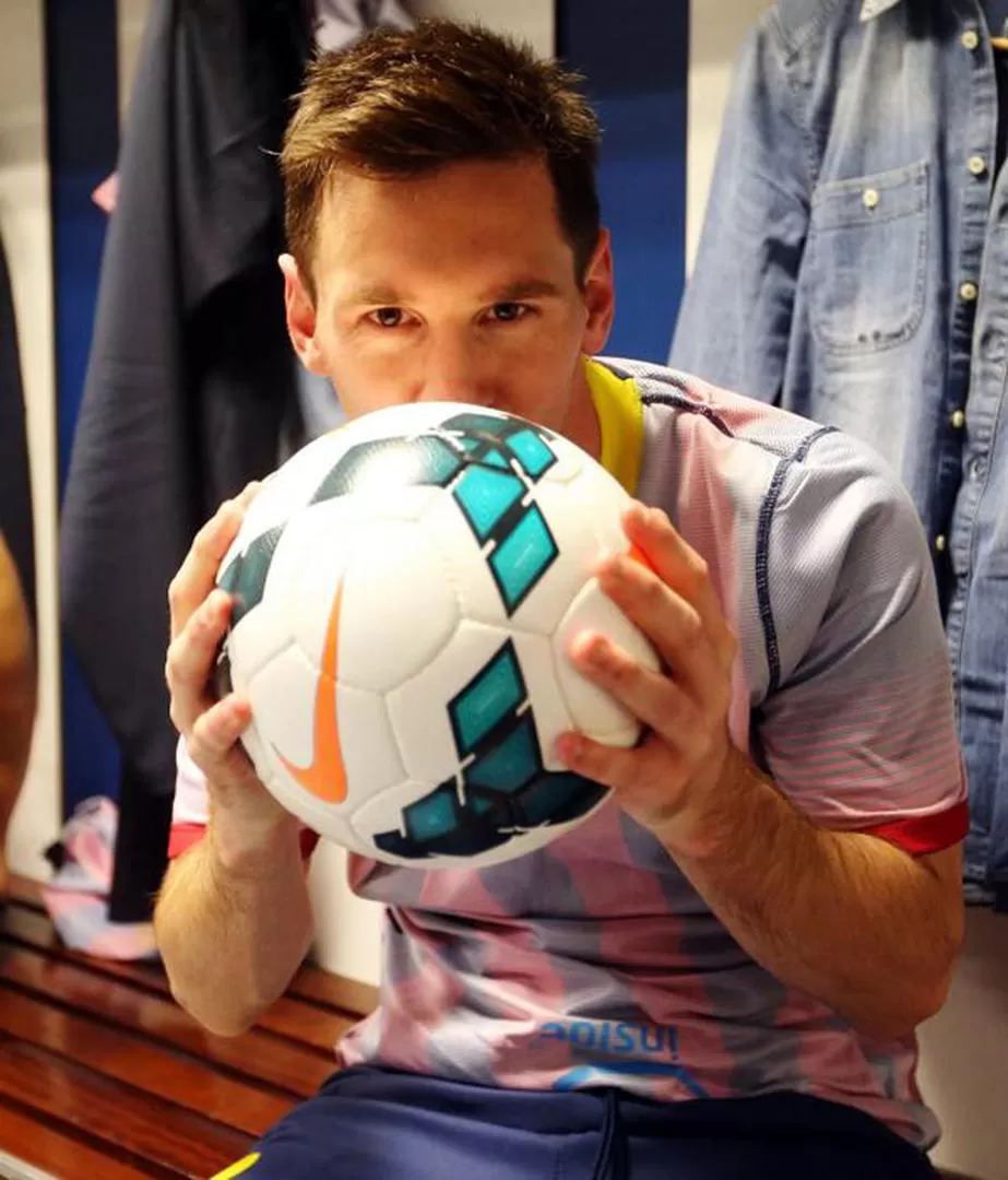 TESORO. Messi besa el balón que se llevó tras marcar un hat-trick en el clásico. Martino quiere que se la regale. ¿Se la dará? 