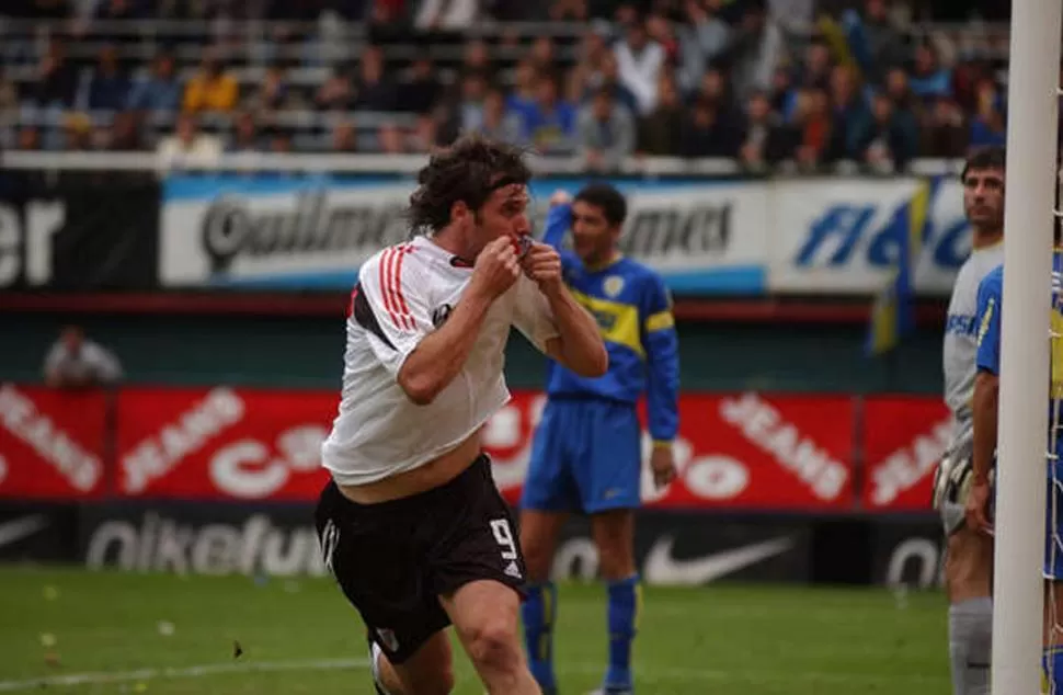 ÚLTIMA VEZ. Fernando Cavenaghi festeja su gol aquel 16 de mayo de 2004 en La Bombonera, la última vez que River le ganó a Boca jugando de visitante. 