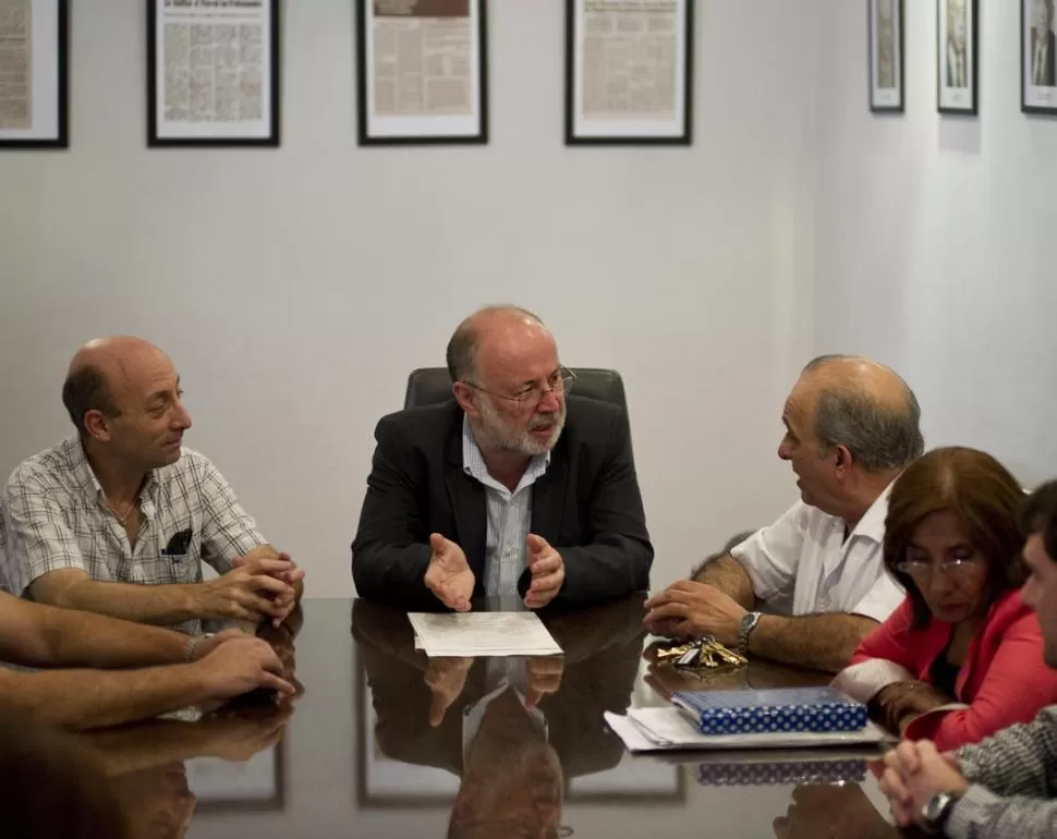 EXPOSICIÓN. Ruiz Pesce (al centro) explica sus propuestas al titular de Feput. la gaceta / FOTO DE JORGE OLMOS SGROSSO