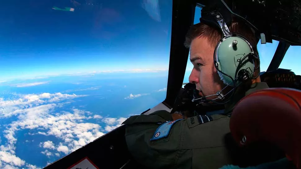 EN EL AIRE. Un piloto australiano avista desde las alturas unas de las zonas en las que se buscan objetos que podrían ser del vuelo MH370. REUTERS