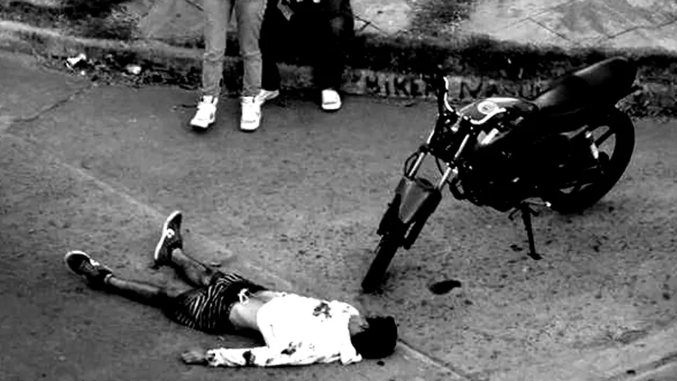 BRUTAL. Moreyra quedó tirado en el suelo, luego del ataque. FOTO TOMADA DE COSECHAROJA.ORG