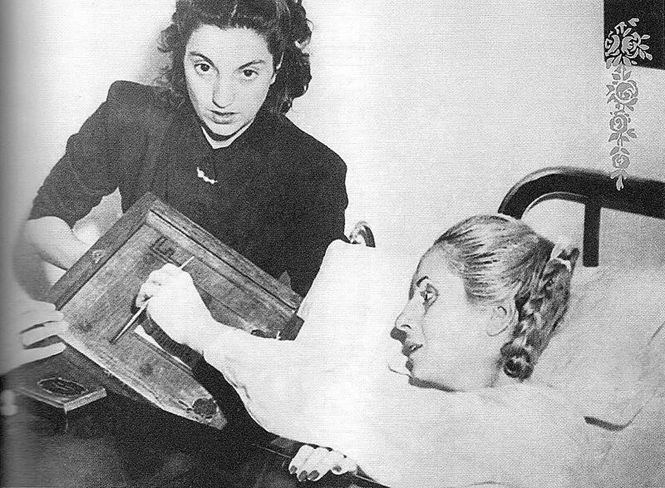 DEBUTA EL VOTO FEMENINO. Evita sufraga desde el hospital, en 1951.