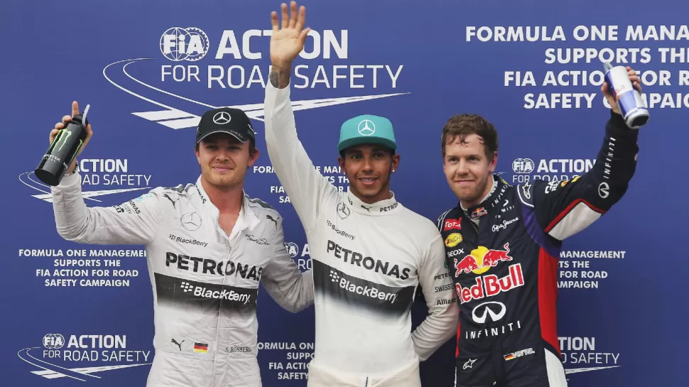 VEOLOCES. El inglés Lewis Hamilton, quien fue el más rápido y largará primero, rodeado de los alemanes Nico Rosberg y Sebastien Vettel, quienes partirán detrás de piloto de Mercedes. REUTERS