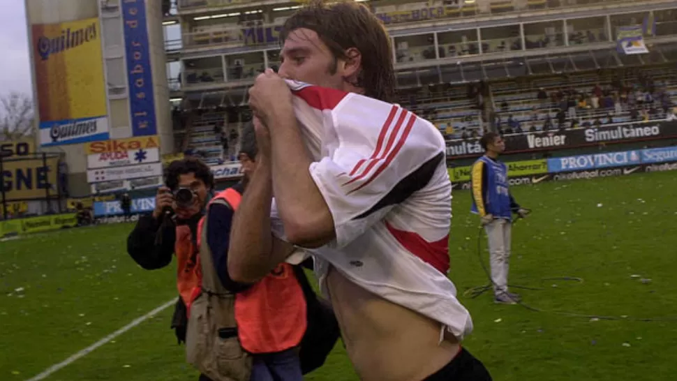 GOLEADOR. Fernando Cavenaghi festeja el triunfo de River sobre Boca en 2004, con un gol suyo. 