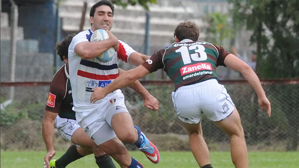 MARCA A PRESION. Gabriel Ascárate intenta superar la marca marplatense. Natación no pudo con su rival y cayó en su propia cancha. LA GACETA / HECTOR PERALTA
