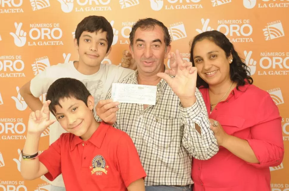EN FAMILIA. Rubén muestra el cheque; lo rodean su esposa Ceferina y sus hijos Francisco e Isaías. la gaceta / foto de oscar ferronato