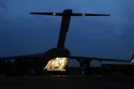 Analizan restos hallados en el mar, pero no saben si pertenecen al avión