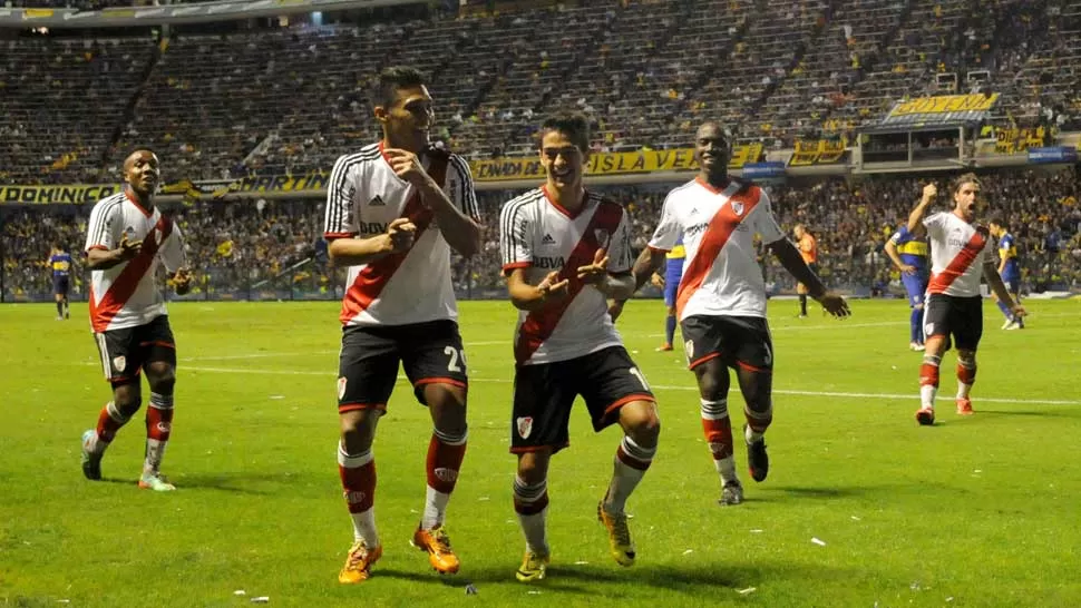 A PURO BAILE. Lanzini y Gutiérrez se conectaron en el primer gol y se tiraron un paso en La Bombonera. DYN