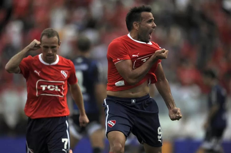 CON TODA LA BRONCA. Parra se toma el escudo de la camiseta para festejar uno de sus tres goles con los que Independiente derrotó a Talleres en su estadio. 