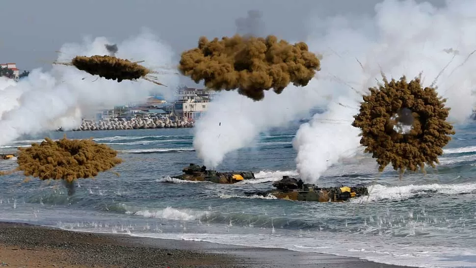 SIN FRENO. Los Marins de Estados Unidos se despliegan en la costa de Corea del Sur ante las maniobras de Corea del Norte. REUTERS