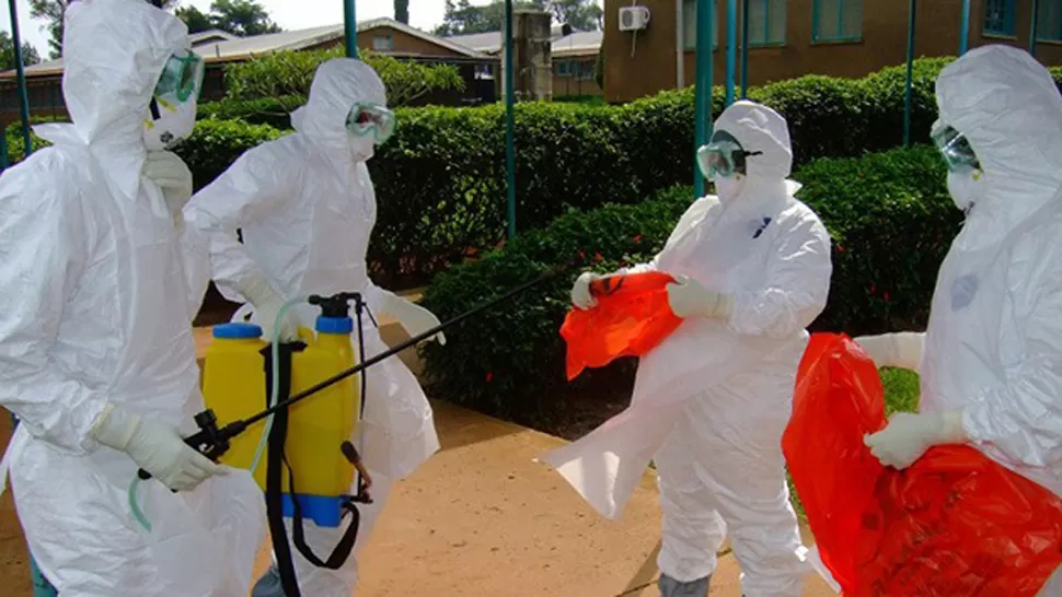 CONTROLES. El virus del ébola preocupa a todo el mundo. AFP.