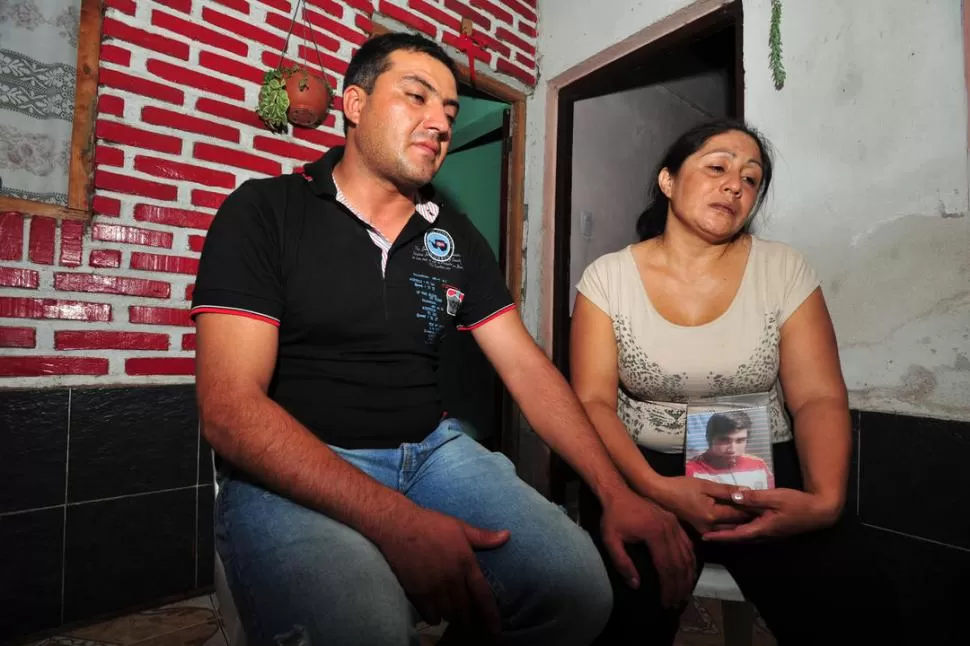 SIN CONSUELO. Alicia Aballay, madre del menor, y Jorge Arias, su padrastro, sospechan de un crimen pasional.  la gaceta / fotos de diego aráoz