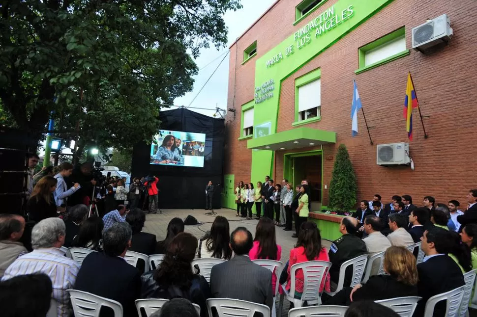 EN 25 DE MAYO AL 1.000. En pantalla gigante se ve a Cristina, que valoró la apertura de la sede de la ONG. la gaceta / foto de diego aráoz
