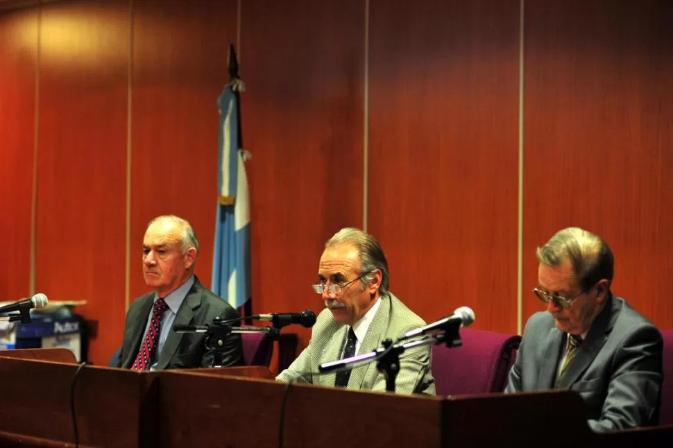EL TRIBUNAL. Los jueces Carlos Pucheta (izq.), Ángel Amadeo Longarte (centro) y Bernardo Ruiz (izquierda) serán los que dictarán la sentencia. la gaceta / foto de diego aráoz (envido especial)