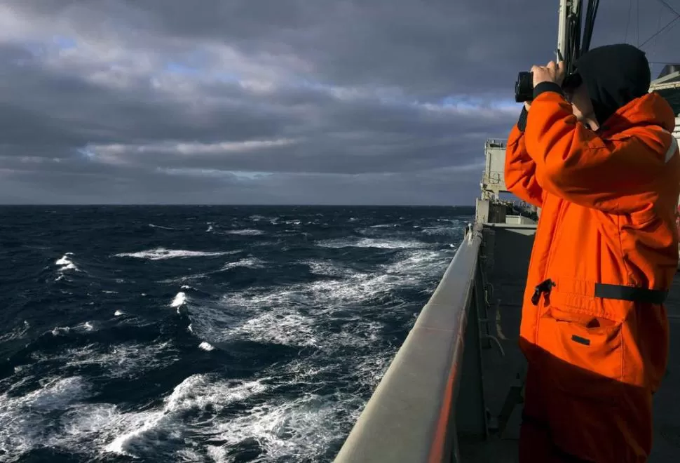 EL SUR DEL INDICO. Un tripulante del barco australiano “Success” escudriña el mar. Busca de restos del avión. reuters 