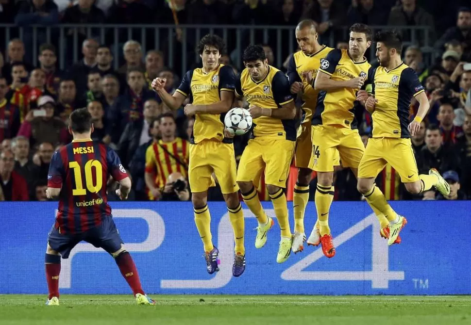 NO PUDO SER. Messi tuvo algunas chances para marcar, pero fue bien controlado por los jugadores del “colchonero”. 