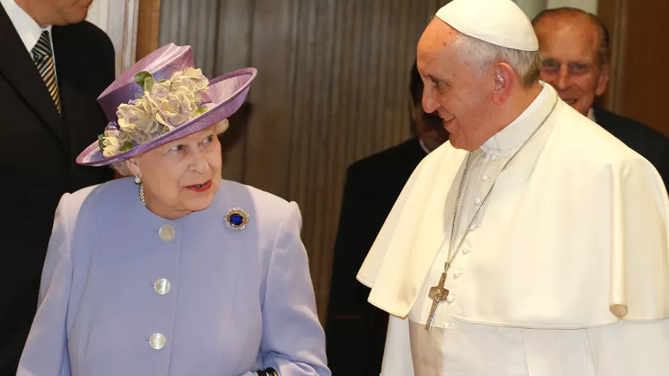 ENCUENTRO HISTÓRICO. La jefa de la Iglesia Anglicana visitó al Pontífice de la Iglesia Católica. REUTERS