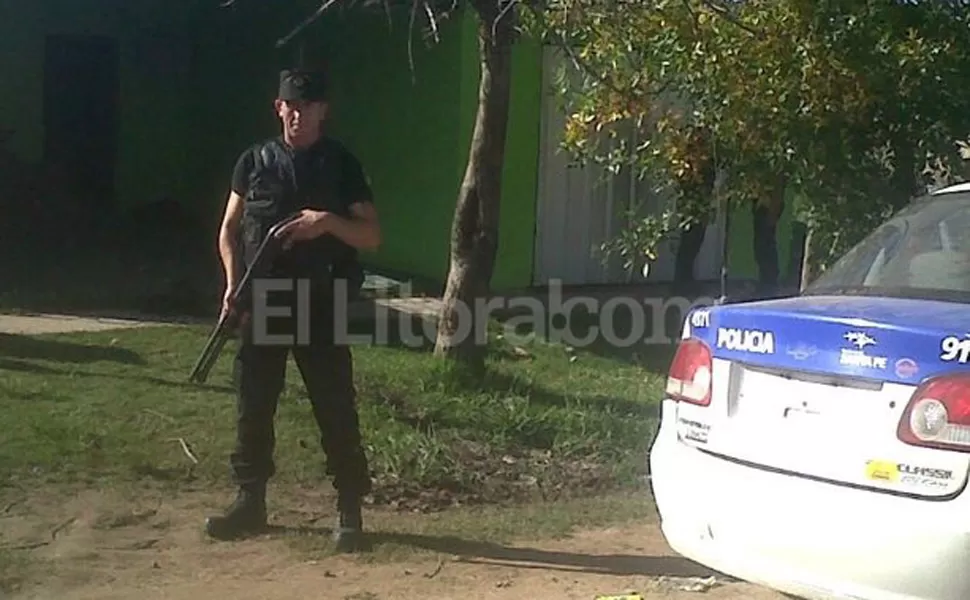 PUEBLADA. La Policía tuvo que intervenir en el conflicto. FOTO TOMADA DE ELLITORAL.COM
