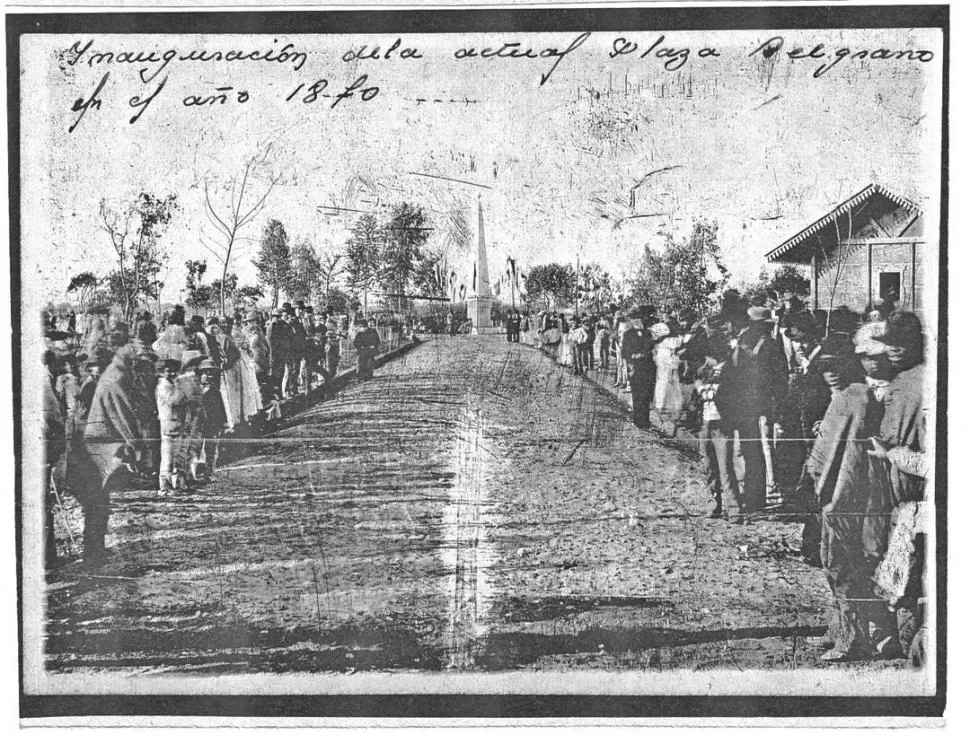 LA CEREMONIA. Deteriorada fotografía que registra el acto de inauguración de la plaza Belgrano. la gaceta / archivo