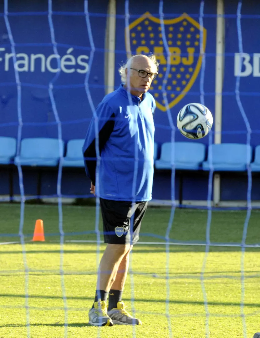 TIRÓ LA PELOTA. Bianchi presentó una carpeta con nombres de siete u ocho jugadores que quiere que contrate el club. 