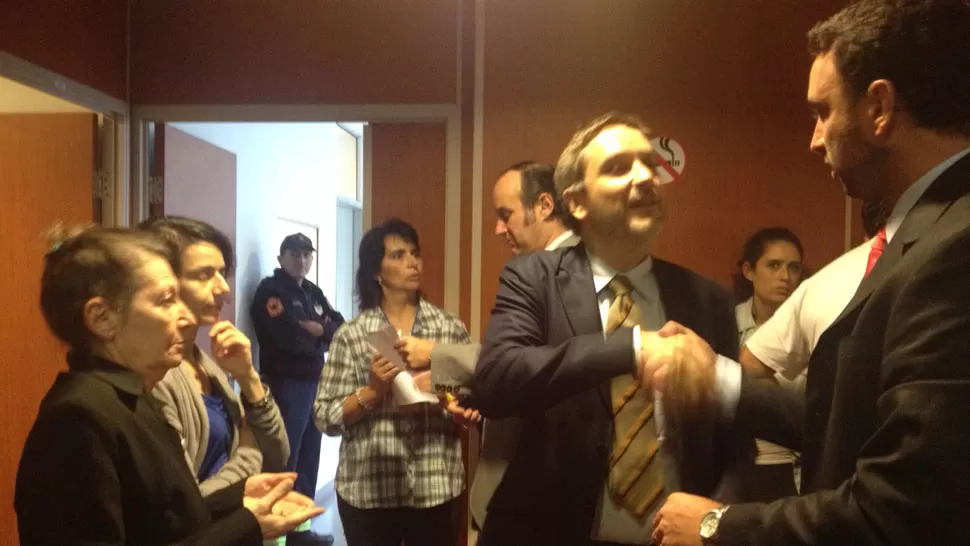 EN EL RECINTO. Los familiares de Bouvier dialogan con el abogado Ortiz. LA GACETA / IRENE BENITO